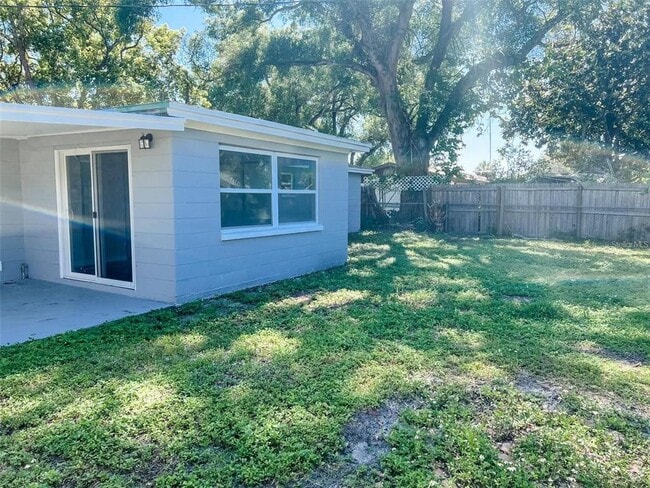 Building Photo - 4949 Lake Ridge Ln