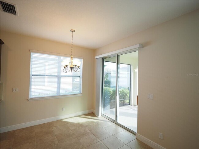 Building Photo - 995 Molly Cir