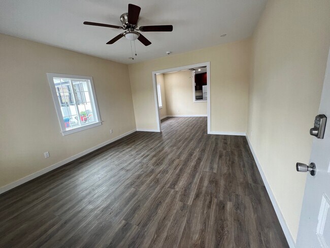 Building Photo - 819 W 9th St