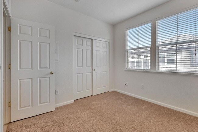 Building Photo - 2 bed 2 bath Condo!!