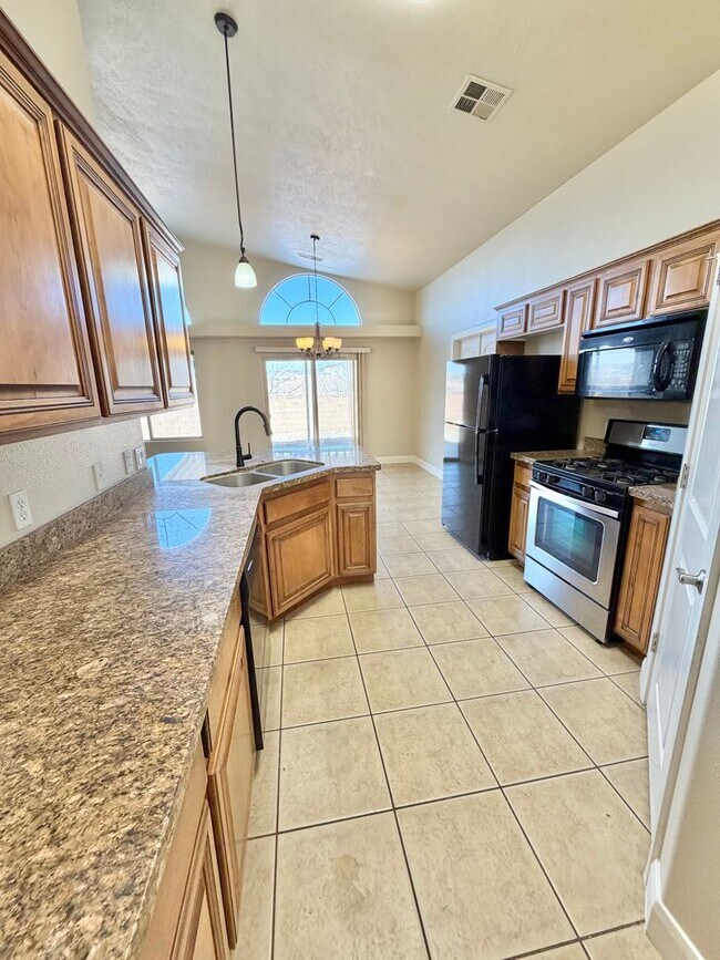 Building Photo - Charming 3 Bed 2 Bath + DEN/OFFICE Area!