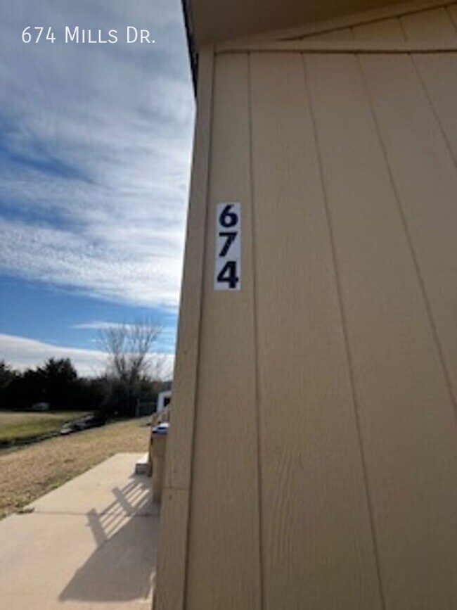 Building Photo - 674 W Mills Dr