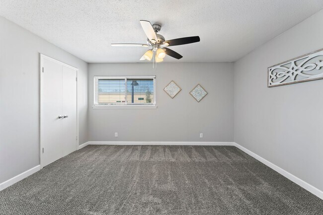 Building Photo - Beautiful 2 Bedroom Available NOW!