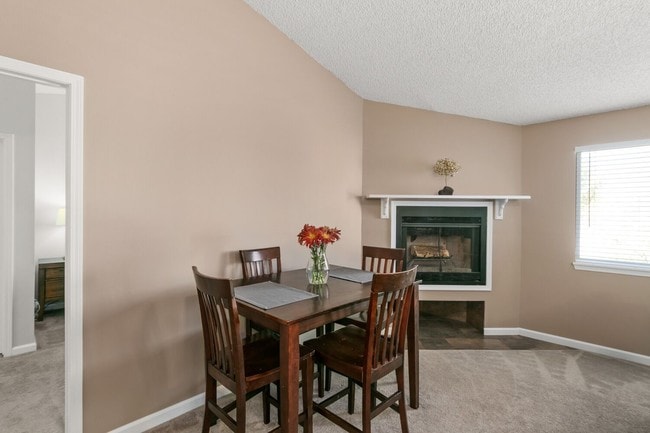 Building Photo - Beautiful 2BD/2BA townhome in Table Mountain Heights
