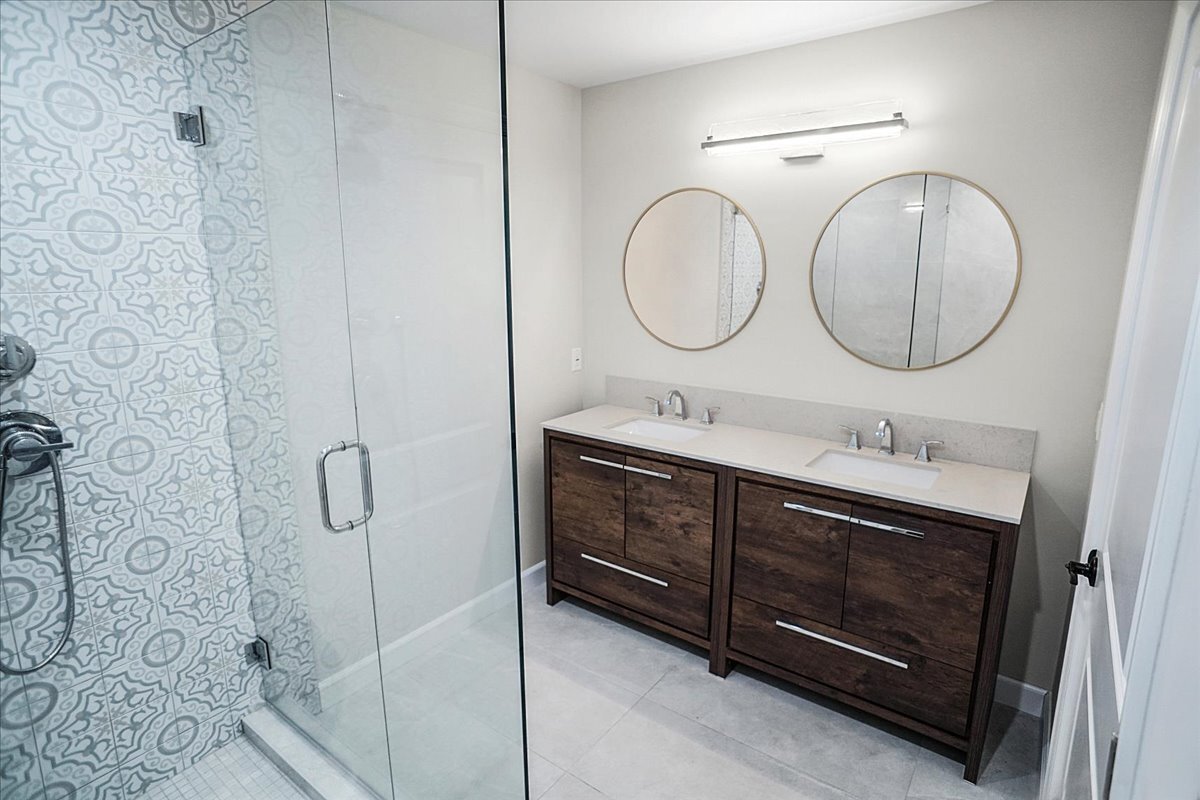 primer bathroom - 22934 Roscoe Blvd
