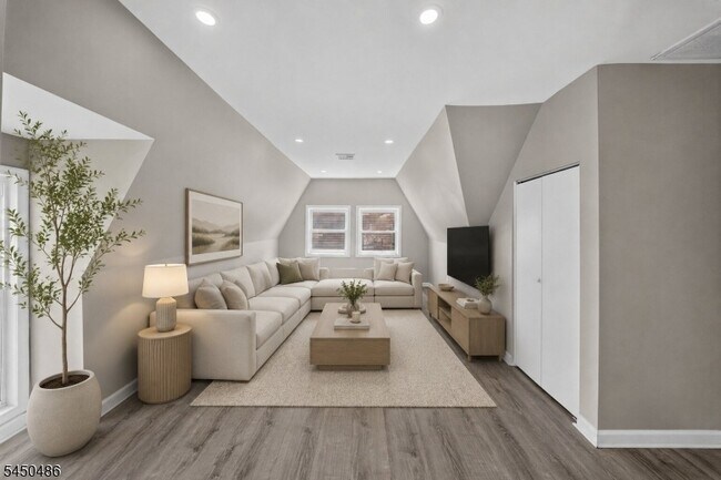 Building Photo - 467-469 Summer Avenue Unit 3