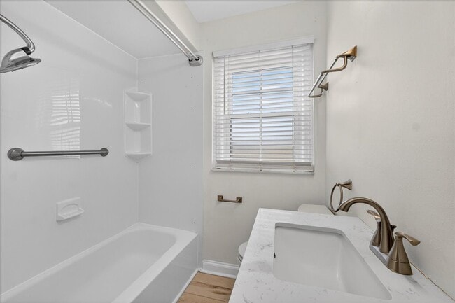 Building Photo - 923 S Hanley Rd