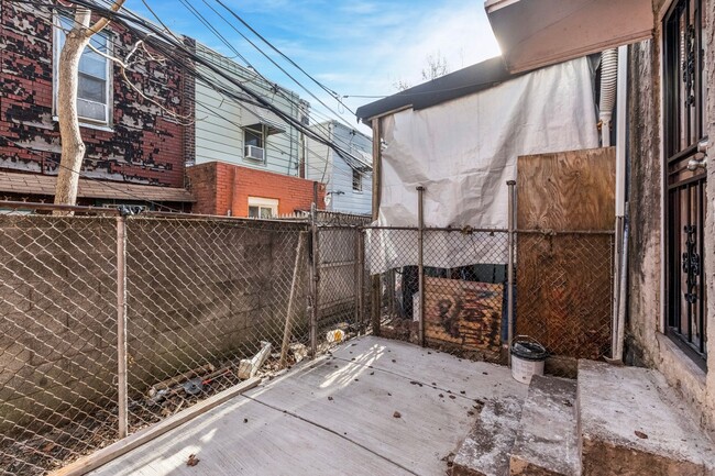 Building Photo - 3357 Malta St