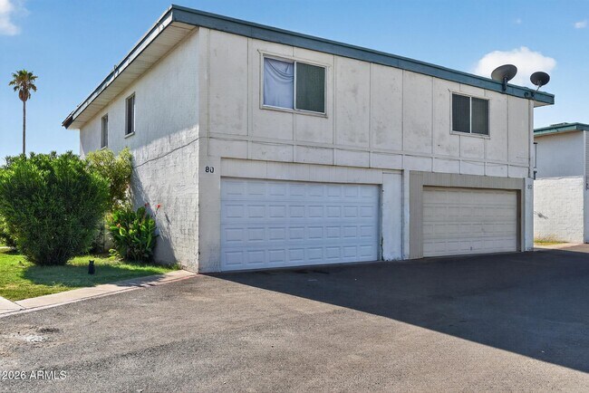 Building Photo - 2132 W Glenrosa Ave