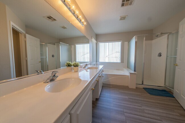 Building Photo - Spacious 4-Bed Family Home in Prime Las Vegas Location!