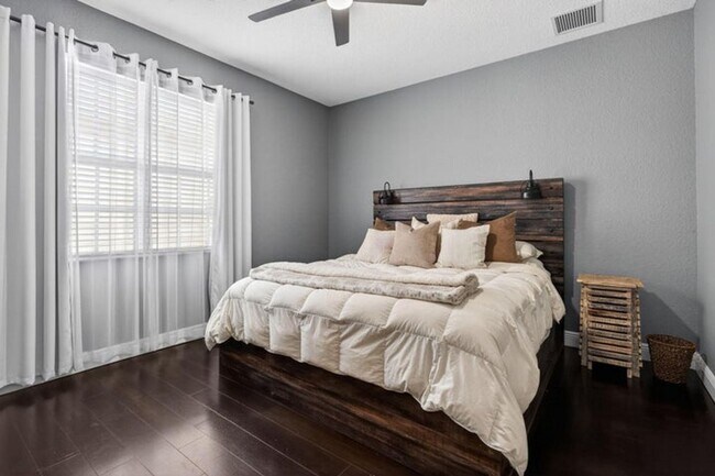 Building Photo - 203 E Thatch Palm Cir