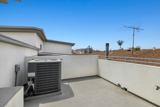 Building Photo - 2415 Carnegie Ln