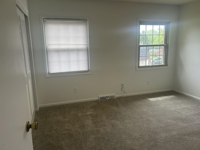 Building Photo - 420 Hillandale Ave