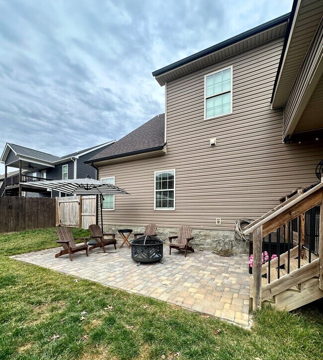 Building Photo - Pet Friendly Three Bedroom with Bonus!