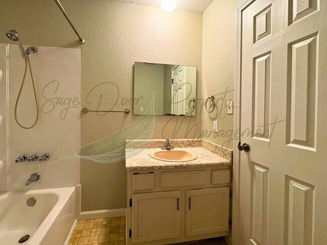 Building Photo - AVAILABLE NOW!!!!