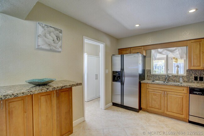 Building Photo - 808 SE 13th Ct