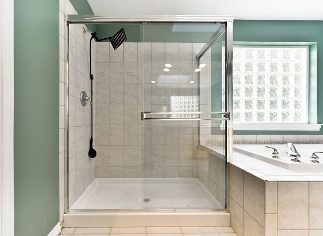 Building Photo - Nice 5 Bed / 2.5 bath house for rent in Kenmore.