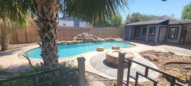 Building Photo - 11302 Meadow Lake Dr