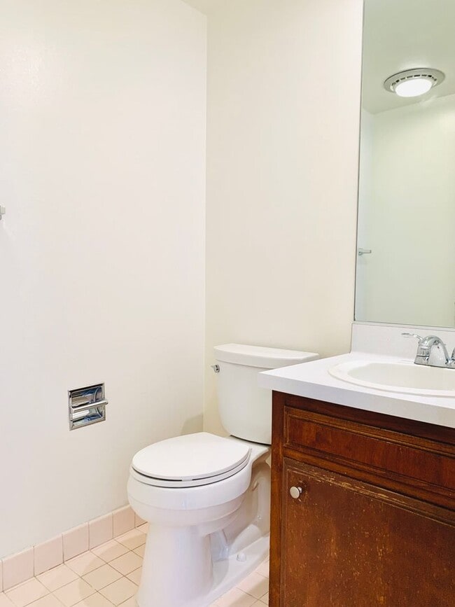 Building Photo - LIVE IN LA JOLLA! LOVELY TOWNHOME WITH BEA...