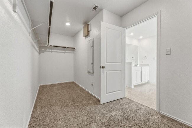 Building Photo - 913 Legends Ln