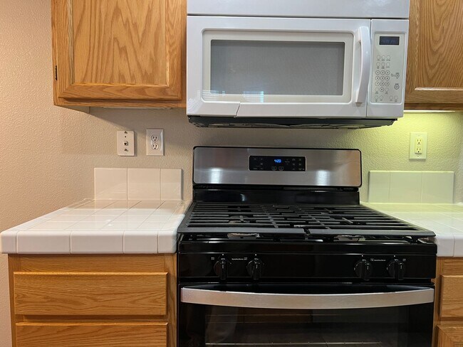 Building Photo - Great 2-bedroom 2 bath condo with A/C, 1 car garage and additional