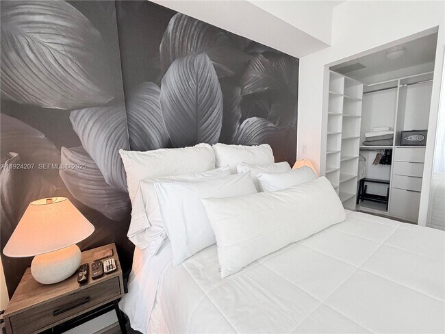 Building Photo - 121 NE 34th St