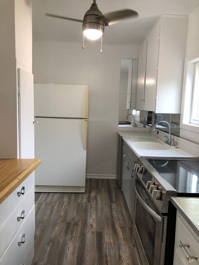 Building Photo - Recently Updated 2 Bedroom 1 Bathroom with...