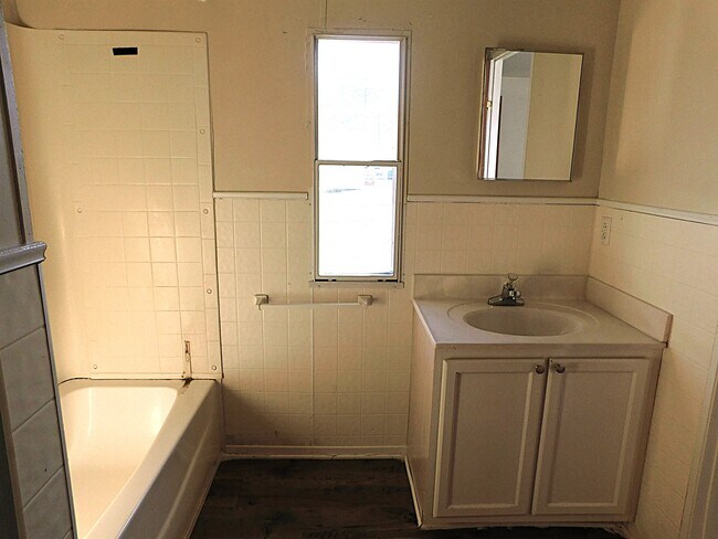 Building Photo - 114 Colonial Ct