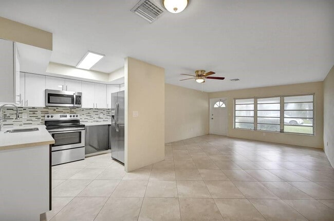 Building Photo - 916 NE 18th St