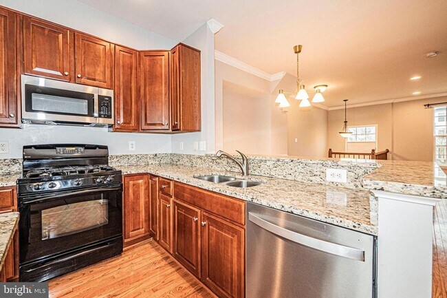 Building Photo - SPACIOUS 2 LEVEL CONDO WITH LOFT