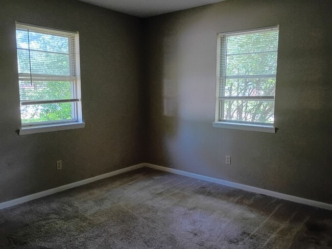 Building Photo - 205 Trailwood Dr