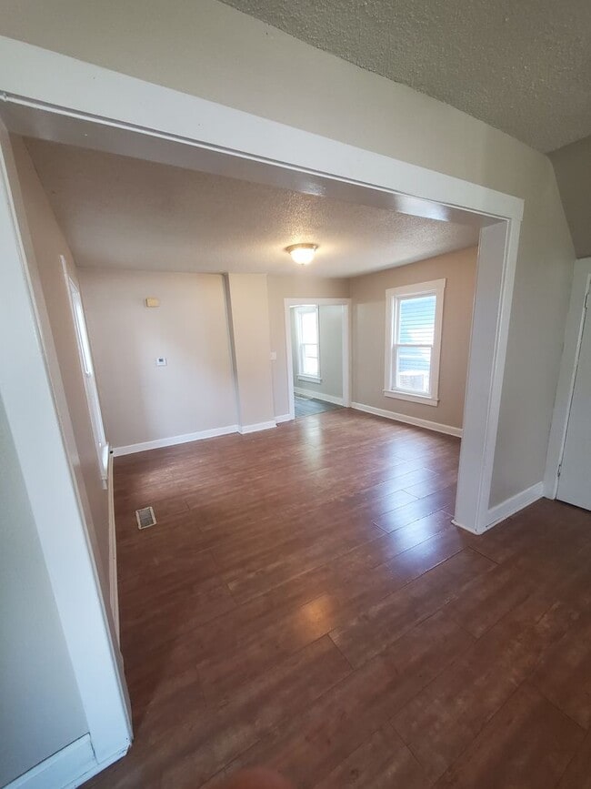 Building Photo - 3 Bedroom 1 Bath House in Rock Island