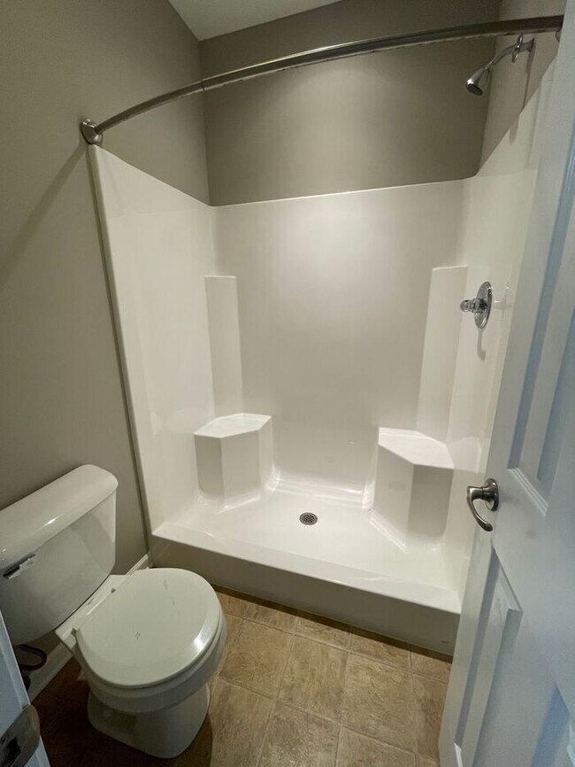 Building Photo - 2 bed, 2 bath, 2 car garage ranch style home in N. Knoxville