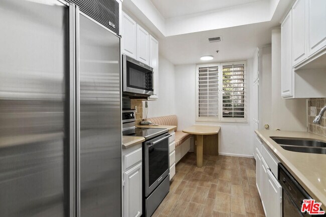 Building Photo - 2131 Century Park Ln