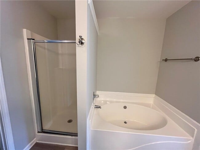 Building Photo - 2048 Lakeshore Overlook Dr