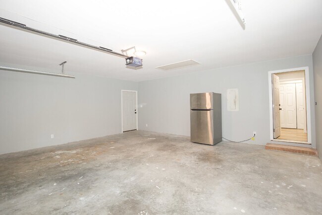 Building Photo - Gorgeous Fully Renovated 3 bedroom home in the Heart of Whispering Pines
