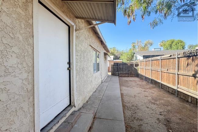 Building Photo - 2Bed/1Bath Apartment at Camelback Rd/Central Ave! Ready for Immediate Move-In! – NO HOA!