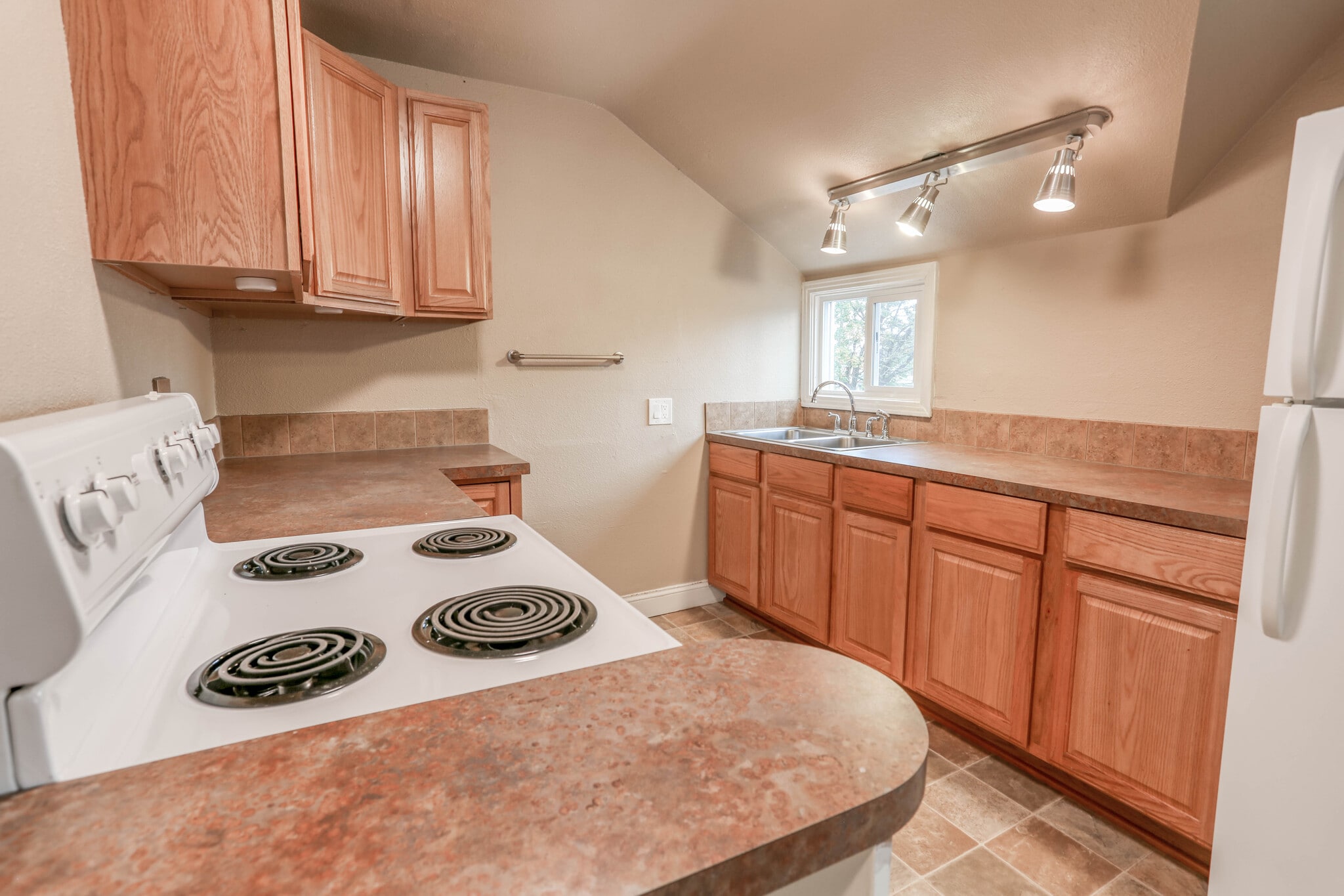 Building Photo - 3919 Creston Ave