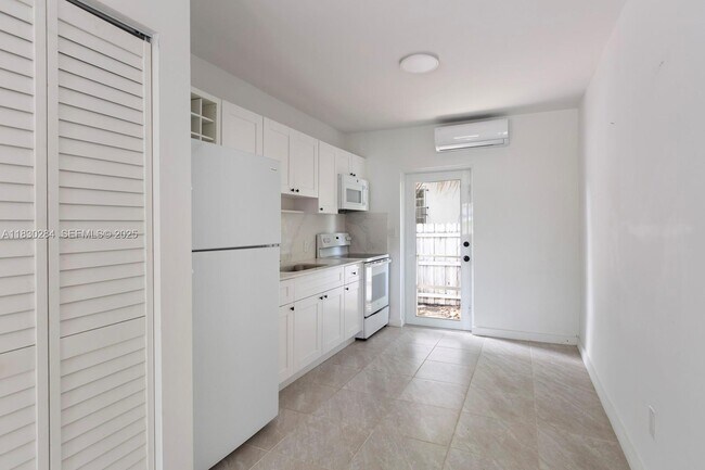 Building Photo - 7800 NE 10th Ct