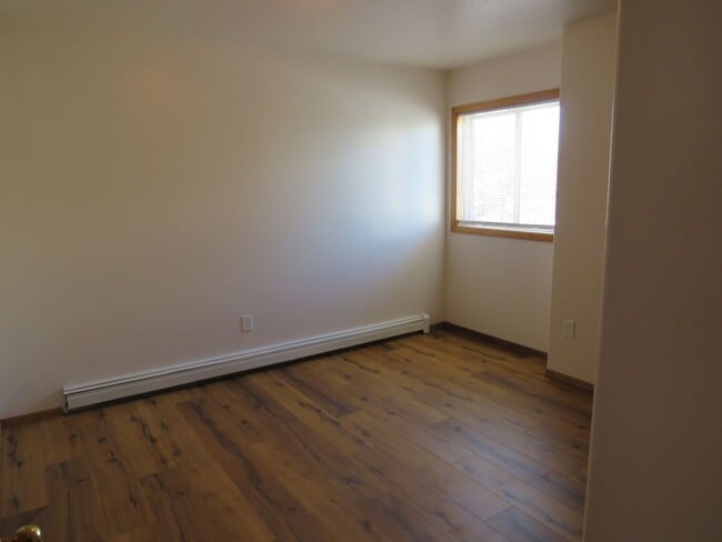 Building Photo - 2 Bedrooms 1 Bathroom 4 Plex - Belgrade