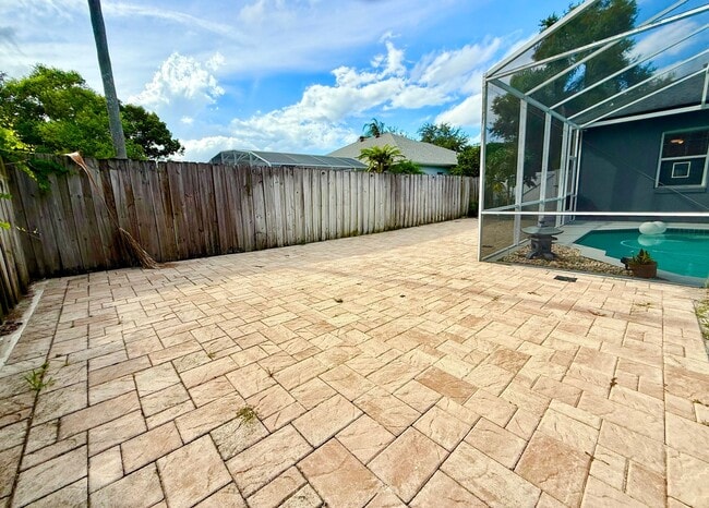 Building Photo - Executive 4bedrooms/3baths Dream pool-home...