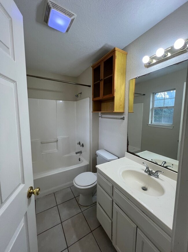 Building Photo - Lacy Lakeview