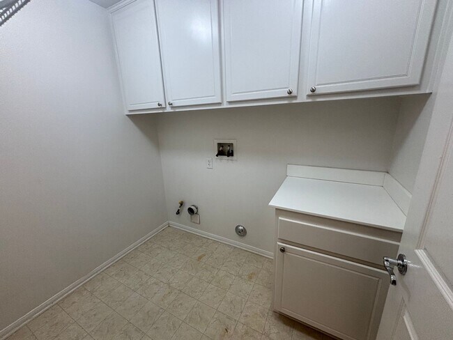 Building Photo - Spacious 5-Bedroom Home with Community Ame...