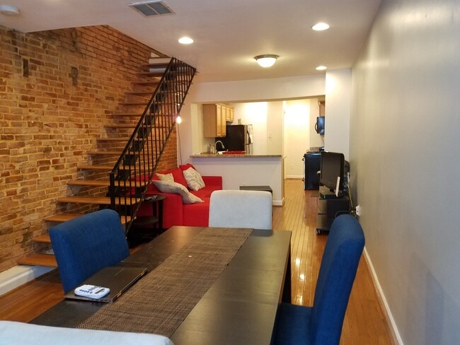Building Photo - Charming 2Bedroom/1.5Bath Townhome in Upper Fells Point!