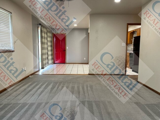 Building Photo - Charming 3 Bedroom
