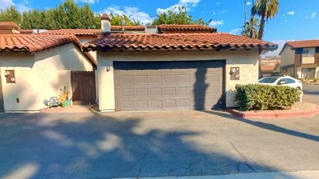 Building Photo - Charming 3 bedroom 2.5 bath Townhome in Co...