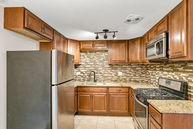 Building Photo - 1321 Yarmouth Ct