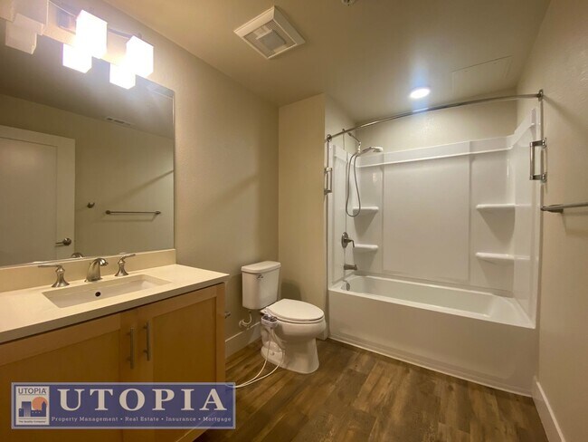 Building Photo - Beautiful 2 Bedroom, 1 Bathroom with a des...