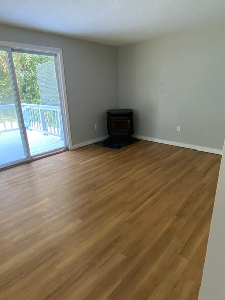Large living space with Pellet stove to make it cozy - 250 Union St