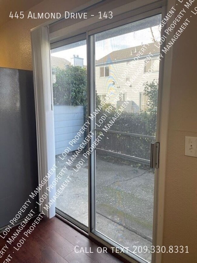 Building Photo - 445 Almond Dr